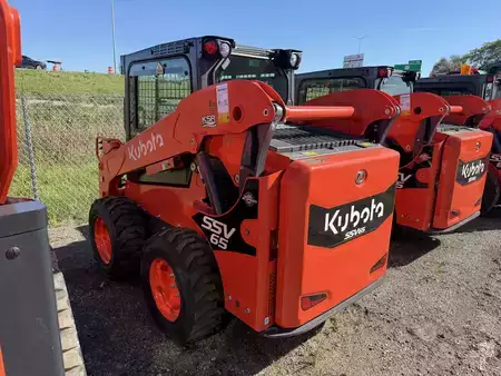 Skid Steers 1900 Kubota SSV65 (2)