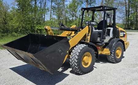 Wheel Loaders 2017 Caterpillar 906M (1)