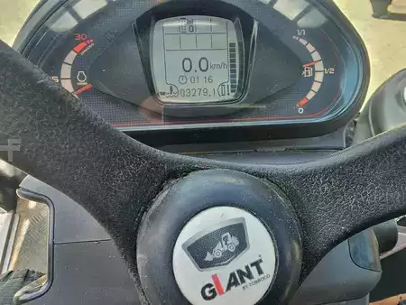 Kolové nakladače 2023 Giant G3500 (11)
