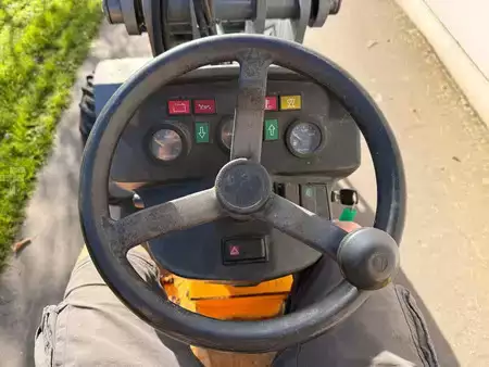 Kolové nakladače 2006 Giant V451T (14)