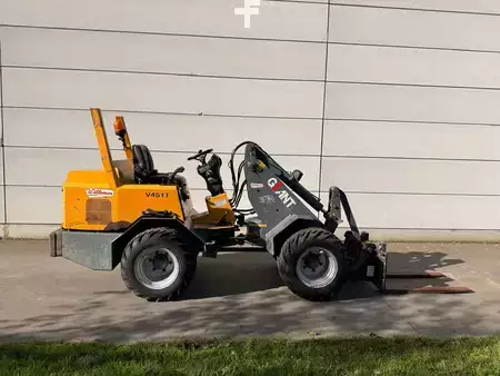 Kolové nakladače 2006 Giant V451T (2)