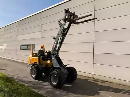 Kolové nakladače 2006 Giant V451T (9)