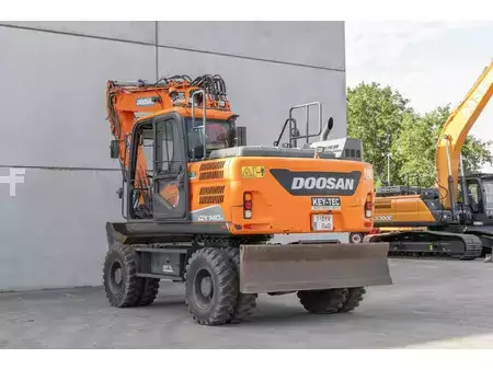 Escavatori gommati 2019 Doosan DX 140 W (7)