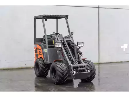Cargadores compactas 2022 Castloaders 825D (2)