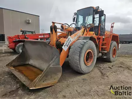 Chargeuse sur pneus 2004 Daewoo Mega 300 V (1)