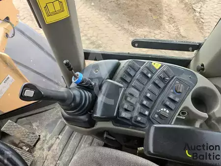 Chargeuse sur pneus 2013 Case 821 F (10)