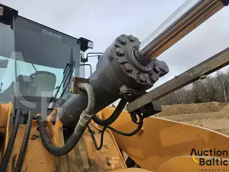 Chargeuse sur pneus 2013 Case 821 F (13)