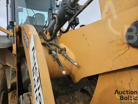 Chargeuse sur pneus 2013 Case 821 F (14)