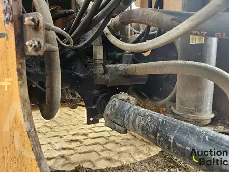 Chargeuse sur pneus 2013 Case 821 F (16)