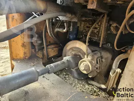 Chargeuse sur pneus 2013 Case 821 F (18)