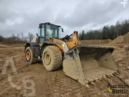 Chargeuse sur pneus 2013 Case 821 F (2)