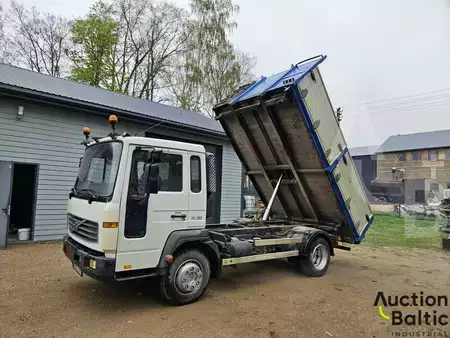Vrachtwagen 2001 Volvo FL611 (1)