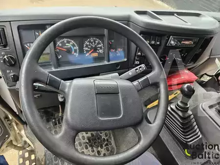 Vrachtwagen 2001 Volvo FL611 (7)