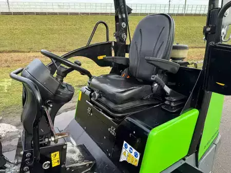 Kompaktní nakladače 2021 Giant G2500 X-tra HD (8)