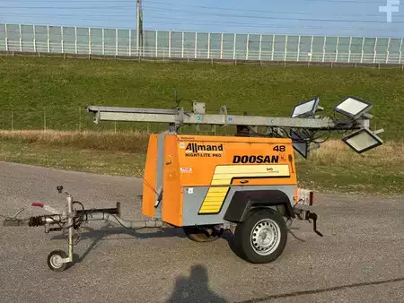 Overige 2007 Doosan Allmand Night-Light Pro mobiele lichtmast LED (2)