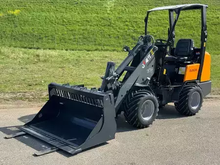 Kompaktní nakladače 2012 Giant D263S (1)