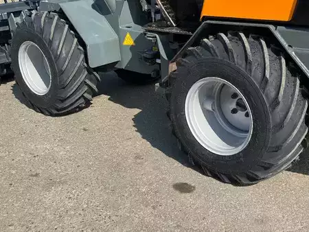 Kompaktní nakladače 2012 Giant D263S (10)