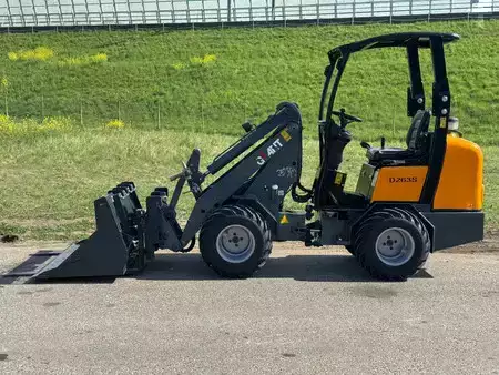 Kompaktní nakladače 2012 Giant D263S (2)