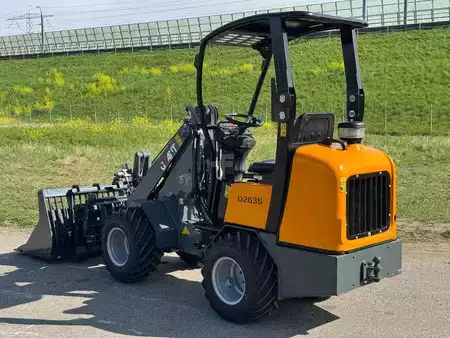 Kompaktní nakladače 2012 Giant D263S (3)