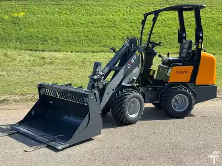 Kompaktní nakladače 2012 Giant D263S (5)
