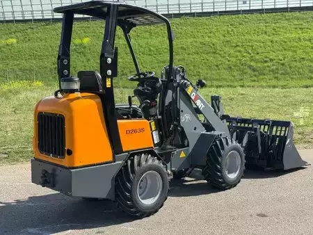 Kompaktní nakladače 2012 Giant D263S (6)