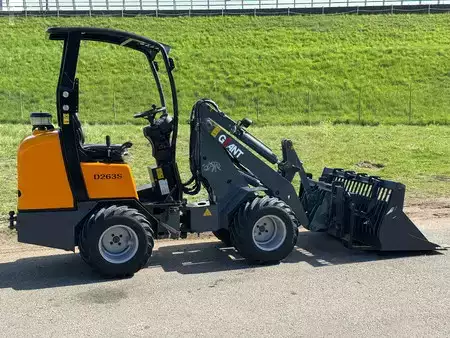 Kompaktní nakladače 2012 Giant D263S (7)