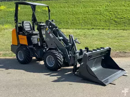 Kompaktní nakladače 2012 Giant D263S (8)