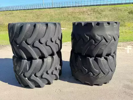 Escavatori gommati 0 Trelleborg 650 45 22.5 Kraan graafmachine banden 650/45-22.5 met velg Ballonbanden setprijs (1)