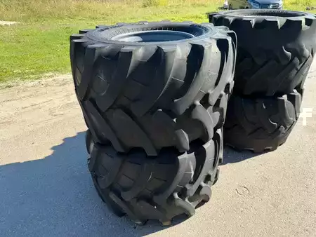 Escavatori gommati 0 Trelleborg 650 45 22.5 Kraan graafmachine banden 650/45-22.5 met velg Ballonbanden setprijs (2)
