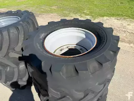 Escavatori gommati 0 Trelleborg 650 45 22.5 Kraan graafmachine banden 650/45-22.5 met velg Ballonbanden setprijs (6)