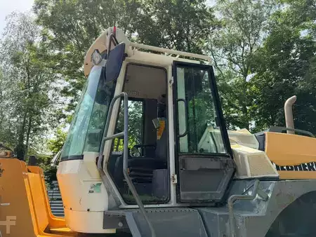 Kolové nakladače 2005 Liebherr L 544 (20)