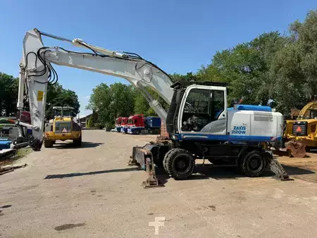 Escavatori gommati 2014 Hitachi ZX220 W-5 outriggers (1)