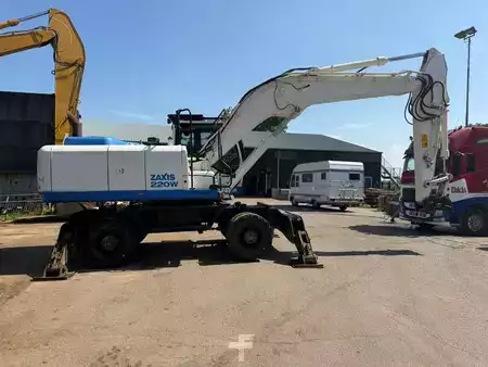 Escavatori gommati 2014 Hitachi ZX220 W-5 outriggers (10)