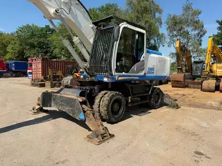 Escavatori gommati 2014 Hitachi ZX220 W-5 outriggers (14)