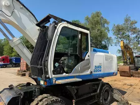 Escavatori gommati 2014 Hitachi ZX220 W-5 outriggers (15)