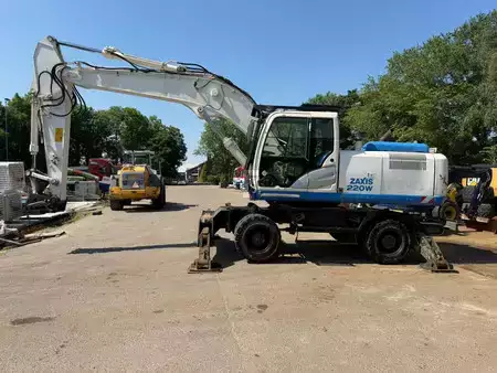 Escavatori gommati 2014 Hitachi ZX220 W-5 outriggers (2)