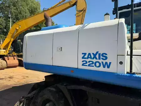 Escavatori gommati 2014 Hitachi ZX220 W-5 outriggers (29)