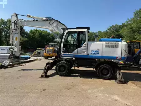 Escavatori gommati 2014 Hitachi ZX220 W-5 outriggers (3)