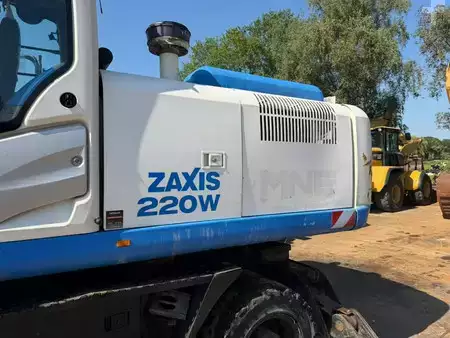Escavatori gommati 2014 Hitachi ZX220 W-5 outriggers (33)
