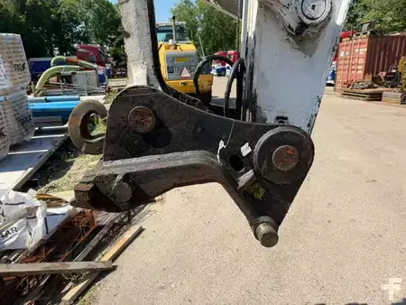 Escavatori gommati 2014 Hitachi ZX220 W-5 outriggers (36)