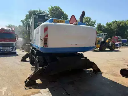 Escavatori gommati 2014 Hitachi ZX220 W-5 outriggers (6)