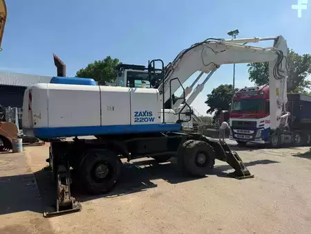 Escavatori gommati 2014 Hitachi ZX220 W-5 outriggers (9)