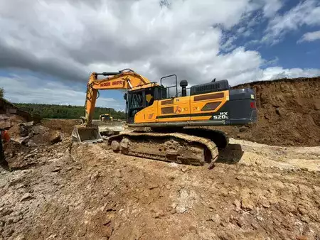Hydraulic Excavators 2017 Hyundai HX 520 L (1)