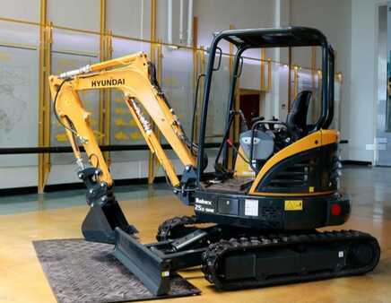 Mini pelle 2023 Hyundai R25Z-9AK (1)