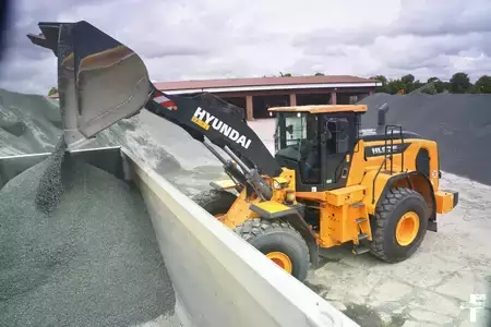Kolové nakladače 2024 Hyundai HL975A CVT (2)