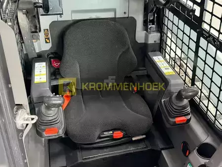 Telaketjukuormaajat 2024 Bobcat T 76 + Laser Grader 244 cm (16)