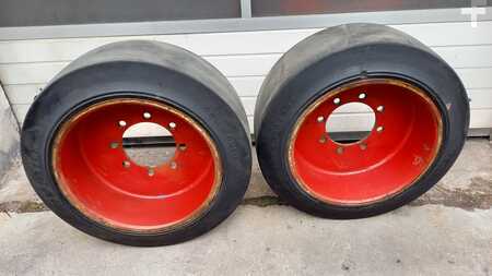 Tyres  Maxein Vollgummi Stahlbandage mit Felge (1)