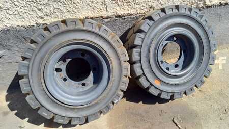 Pneumatiky Still SE-Reifen 18x7-8 mit 5Loch-Felge (1)