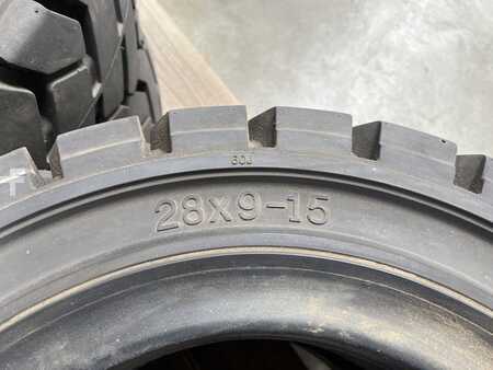 Voimansiirto  [div] Reifen Solideal Xentra 28x9-15 neu (5)