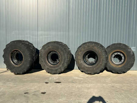 Dekk  Michelin 4 (1)